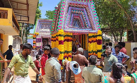  சப்பர பவனி நடைபெற்றபோது எடுத்தபடம்.