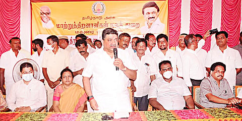 மதுரை கல்லூரி மேல்நிலைப்பள்ளியில் நடந்த மாற்றுத்திறனாளிகள் நலத்திட்ட உதவிகள் வழங்கும் நிகழ்ச்சியில் அமைச்சர் பழனிவேல் தியாகராஜன் கலந்து கொண்டு பேசிய போது எடுத்த படம். அருகில் கலெக்டர் அனீஷ்சேகர், மாநகராட்சி கமிஷனர் சிம்ரன் ஜித்சிங் காலோன், மேயர் இந்திராணி பொன்வசந்த், வெங்கடேசன் எம்.பி. ஆகியோர் உள்ளனர்.