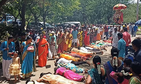 ஏரியூர் அருகே முத்தையன் சுவாமி கோவிலில் பொங்கல் வைத்து வழிபாடு