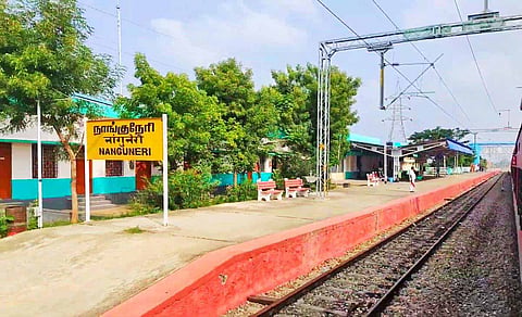 நாங்குநேரி அருகே இரட்டை ரெயில் பாதை பணிகளை தென்னக ரெயில்வே பாதுகாப்பு ஆணையர் ஆய்வு