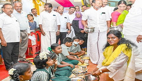 மயிலாடுதுறை மாவட்டத்தில் அரசு பள்ளி மாணவர்களுக்கு காலை உணவை கலெக்டர் லலிதா வழங்கினார்.