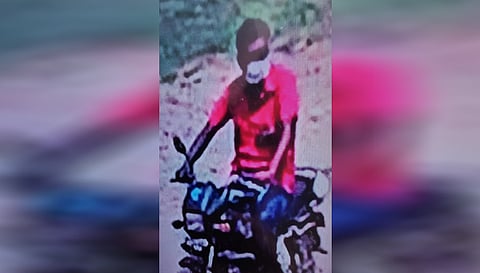 கண்காணிப்பு காமிராவில் பதிவான கொள்ளையன் உருவம்.