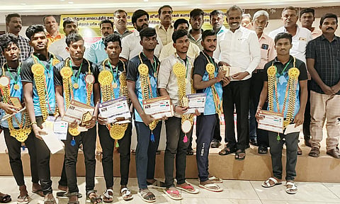 கபடி அணி வீரர்களுக்கு பாராட்டு