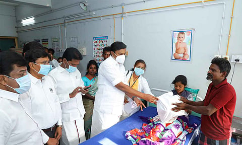  காயமடைந்தவர்களுக்கு அமைச்சர் மு.பெ.சாமிநாதன் ஆறுதல் கூறிய காட்சி.