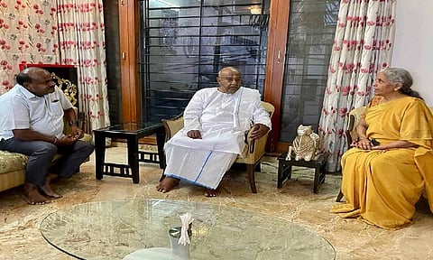 தேவ கவுடாவை சந்தித்த நிதி மந்திரி நிர்மலா சீதாராமன்