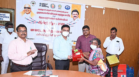ஆரோக்கிய திட்டத்தின் கீழ் பயன்பெற்ற பயனாளிகளுக்கு மாவட்ட கலெக்டர் ஷ்ரவன் குமார் பரிசு வழங்கினார். 