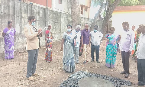மழை நீர் சேகரிப்பு தொட்டிகளை அதிகாரி யஸ்வந்த்சாய் ஆய்வு செய்தார். 