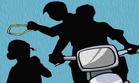 நித்திரவிளையில் ஆசிரியையிடம் நகை பறிப்பு