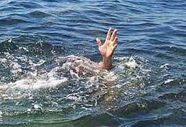 திருச்சி காவிரிஆற்றில் மூழ்கி வாலிபர் சாவு - தாய்க்கு திதி கொடுக்க வந்த இடத்தில் பரிதாபம்