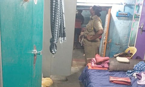 சம்பவம் நடந்த வீட்டில் போலீசார் விசாரணை.