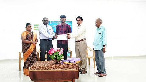 மாணவர் ஒருவர் பரிசு பெற்ற போது எடுத்த படம்.