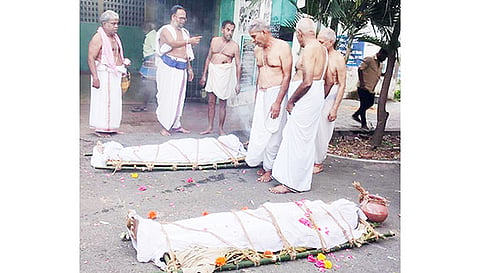பட்டுக்கோட்டையில் ஒரே நேரத்தில் உயிரிழந்த தாய் மற்றும் மகன் உடல்கள்.