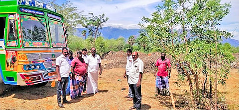 சிறைப்பிடிக்கப்பட்ட லாரியை படத்தில் காணலாம்.