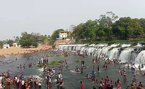 கொடிவேரி தடுப்பணையில் குவிந்த சுற்றுலா பயணிகள்