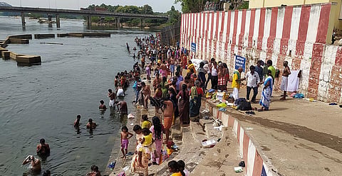 பவானி கூடுதுறையில் குவிந்த பக்தர்கள்