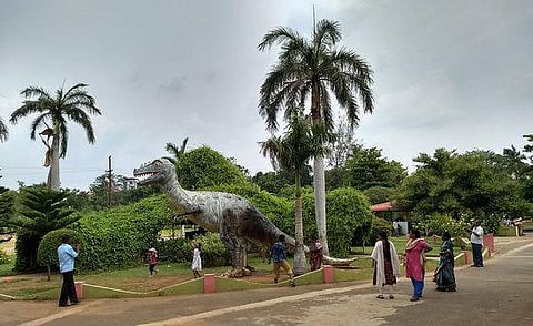 கொடிவேரி, பவானிசாகர் பூங்கா, கூடுதுறையில் அலை மோதிய சுற்றுலா பயணிகள்