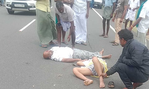 விபத்துக்குள்ளானவர்களை படத்தில் காணலாம். 