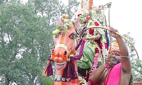 மகிஷாசூரனை வதம் செய்யும் நிகழ்ச்சியையொட்டி சிவாச்சாரியார் அம்பு எய்தார்.