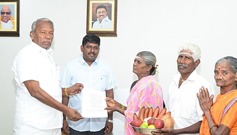 சேலம் அரசு ஆஸ்பத்திரி அருகில் ஞானம்மாள் என்ற பெண்ணுக்கு ஆவின் பாலகம் அமைக்க அனுமதி அளித்து அதற்கான ஆணையை மேயர் ராமச்சந்திரன் வழங்கிய காட்சி. அருகில் கமிஷனர் கிறிஸ்துராஜ் உள்ளார்.