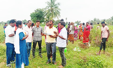 மண்டலவாடி பகுதியில் பண்ணை குட்டை அமைப்பதற்கான பணிகள் தொடங்கிய போது எடுத்த படம்.