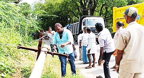 சோளிங்கர் - வாலாஜா சாலையில் விழுந்து கிடந்த மின்கம்பம்.