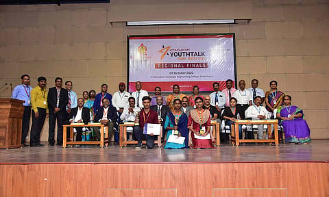 அரையிறுதி போட்டியில் வெற்றி பெற்ற மாணவிகளுக்கு பரிசுகள் வழங்கப்பட்ட காட்சி.