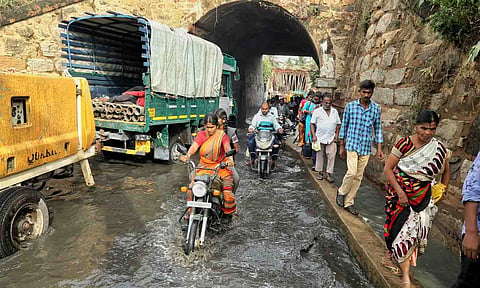 ரயில்வே பாலத்தில் மழைநீருடன் சாக்கடை கழிவுகள் கலந்து சாலையில் செல்வதை காணலாம். 