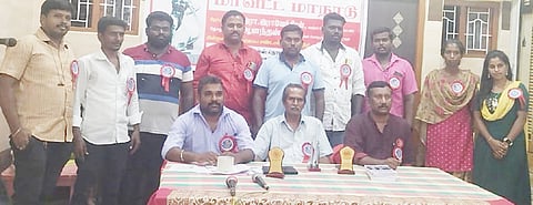 கூட்டத்தில் பங்கேற்ற தொழிலாளர்கள்.