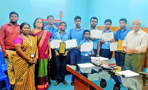 போட்டியில் வெற்றி பெற்ற மாணவர்களை டி.சி.டபிள்யு நிறுவன மூத்த செயல் உதவி தலைவர் சீனிவாசன், பள்ளியின் முதல்வர் அனுராதா ஆகியோர் பாராட்டிய போது எடுத்த படம்.