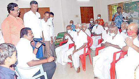 வீடற்றோர் தங்கும் இல்லத்தில் தங்கி உள்ளவர்களிடம் மேயர் சண்.ராமநாதன் கலந்துரையாடினார்.