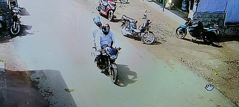 அரசு பெண் ஊழியரிடம் 5 பவுன் சங்கிலி பறிப்பு