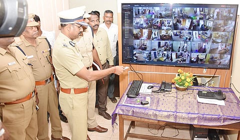 கண்காணிப்பு காமிராக்களின் கட்டுப்பாட்டு அறையை போலீஸ் கமிஷனர் செந்தில்குமார் திறந்து வைத்தார்.