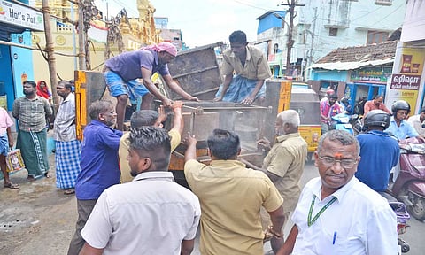 அதிகாரிகள் பறிமுதல் செய்யப்பட்ட புரோட்டா கற்களை லாரியில் ஏற்றிய போது எடுத்த படம் 