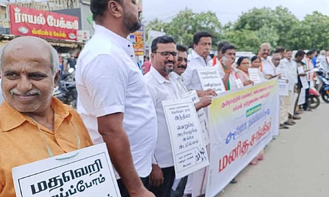 மனித சங்கிலி நடைபெற்றபோது எடுத்தபடம். 