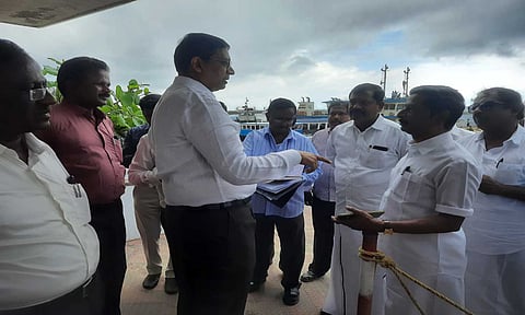 கன்னியாகுமரி படகு துறையில் பூம்புகார் கப்பல் போக்குவரத்து கழக தலைவர் மற்றும் நிர்வாக இயக்குனர் சிவ சண்முகராஜா ஆய்வு செய்தபோது எடுத்த படம்.