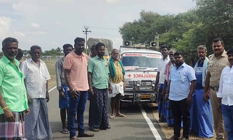முதியவர் உடல் உறவினரிடம் ஒப்படைக்கப்பட்ட காட்சி. 