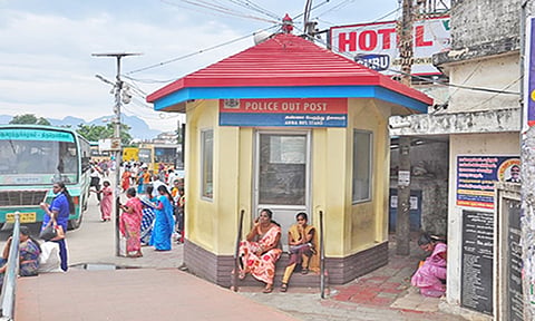 தீபாவளி நெருங்குவதால் கூட்டம் அலைமோதல்: அண்ணா பஸ் நிலையத்தில் மூடி கிடக்கும் புறக்காவல் நிலையம் திறக்கப்படுமா? கண்காணிப்பு பணிக்கு கூடுதல் போலீசாரை நியமிக்க வலியுறுத்தல்