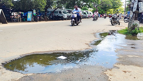 கடலூர் மஞ்சக்குப்பம் பீச் ரோடு சாலையில் பாதாள சாக்கடை வழிந்து ஓடுவதை படத்தில் காணலாம்.