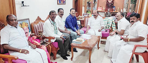 சட்டமன்ற உறுப்பினர் ராஜன்செல்லப்பாவிடம் பொதுப்பணித்துறை அதிகாரிகள் ஆலோசனை நடத்தினர். அருகில் நிர்வாகிகள் வக்கீல் ரமேஷ், நிலையூர் முருகன் உள்ளனர்.