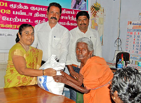 நலத்திட்ட உதவிகள் வழங்கிய காட்சி.