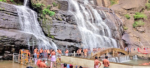 மெயின் அருவியில் சுற்றுலா பயணிகள் மிக குறைந்த அளவிலேயே குளிப்பதை படத்தில் காணலாம்.