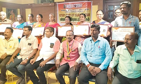 சிறந்த ஆசிரியர்களுக்கு விஜயபுரம் ரோட்டரி சார்பில் நேஷன் பில்டர்ஸ் அவார்டு வழங்கினர்.