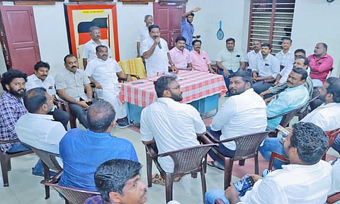 ஆலோசனை கூட்டத்தில் மேயர் மகேஷ் பேசியபோது எடுத்த படம்