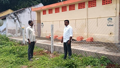 இரும்பு கம்பி வேலி அமைக்கப்படும் காட்சி.
