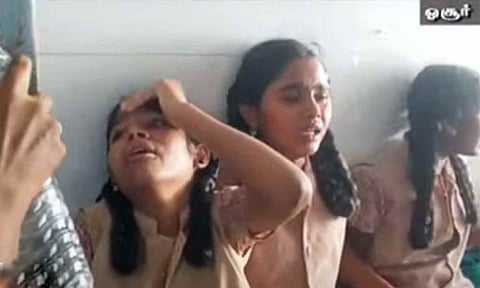 திடீரென மயங்கி விழுந்த மாணவர்கள்- விஷ வாயு பரவியதாக வெளியான தகவலால் பரபரப்பு