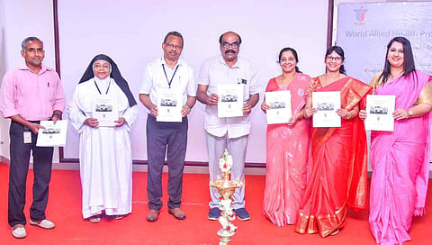 பிம்ஸ் மருத்துவ கல்லூரியில் மருத்துவம் சார்ந்த துணை படிப்புகளுக்கான தகவல் கையேட்டை பிம்ஸ் மருத்துவமனை முதல்வர் அனில் பூர்த்தி வெளியிடப்பட்ட காட்சி. 