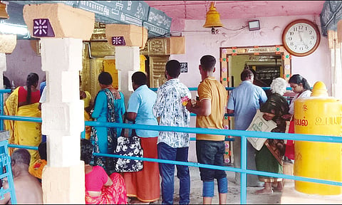 பக்தர்கள் சாமி தரிசனம் செய்தபோது எடுத்த படம்.