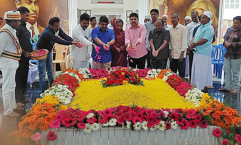 அப்துல்கலாம் சமாதியில் மாவட்ட வருவாய் அலுவலர் காமாட்சி கணேசன், நடிகர் தாமு, மற்றும் பேரன்கள், ஜமாத் நிர்வாகிகள் மலர் தூவி மரியாதை செலுத்தினர்.