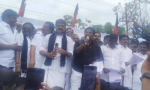 ராமநாதபுரத்தில் தி.மு.க.இளைஞரணி சார்பில் மாவட்ட செயலாளர் காதர்பாட்ஷா முத்துராமலிங்கம் எம்.எல்.ஏ. தலைமையில் இளைஞரணி அமைப்பாளர் இன்பா ரகு, மாணவரணி அமைப்பாளர் சுரேஷ் முன்னிலையில் ஆர்ப்பாட்டம் நடந்தது.