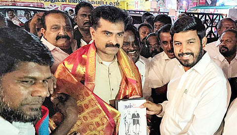 ம.தி.மு.க. தலைமை செயலாளர் துரை வைகோவுக்கு, ஷாநவாஸ் எம்.எல்.ஏ. சால்வை அணிவித்து புத்தகம் வழங்கினார்.